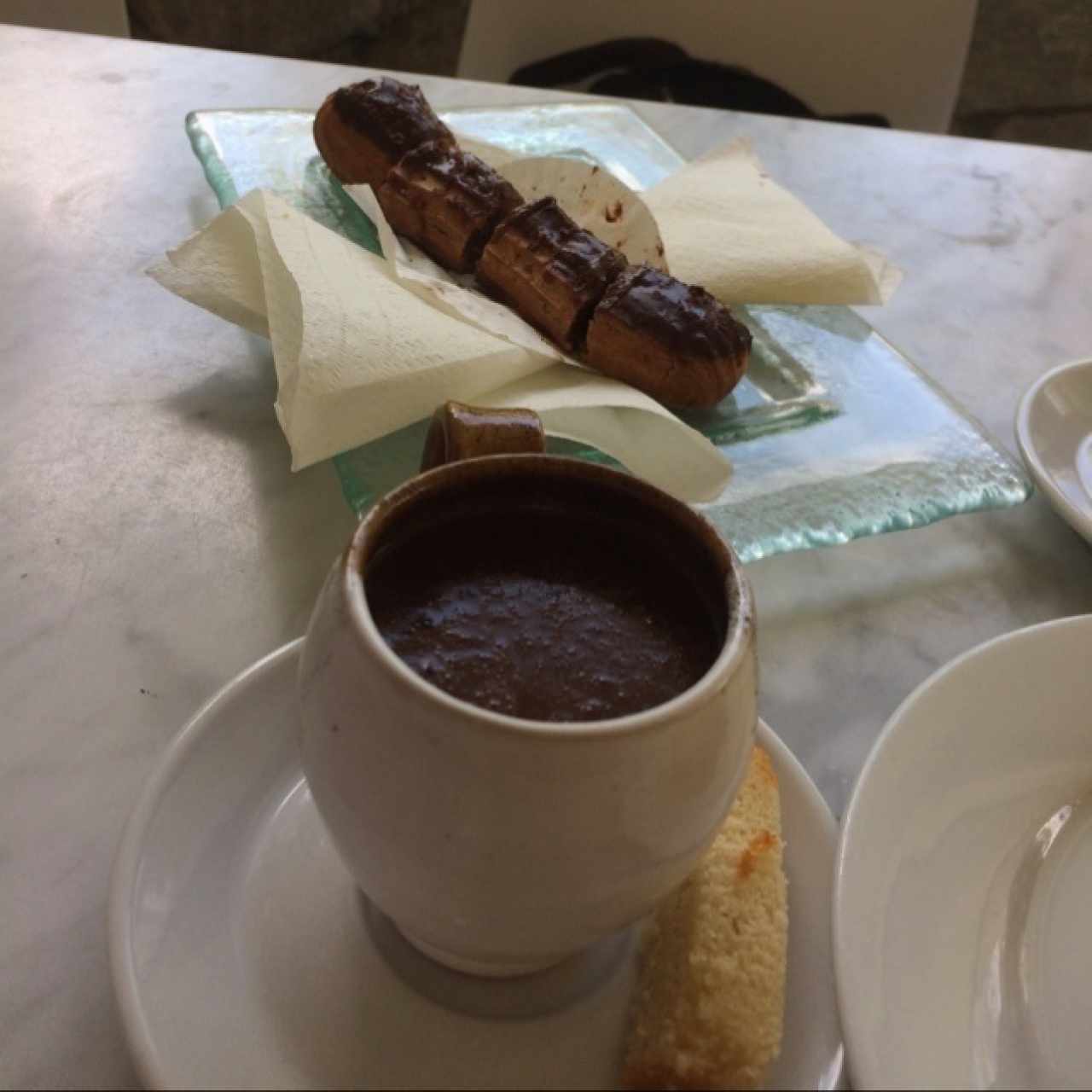 Eclair de chocolate y chocolate caliente