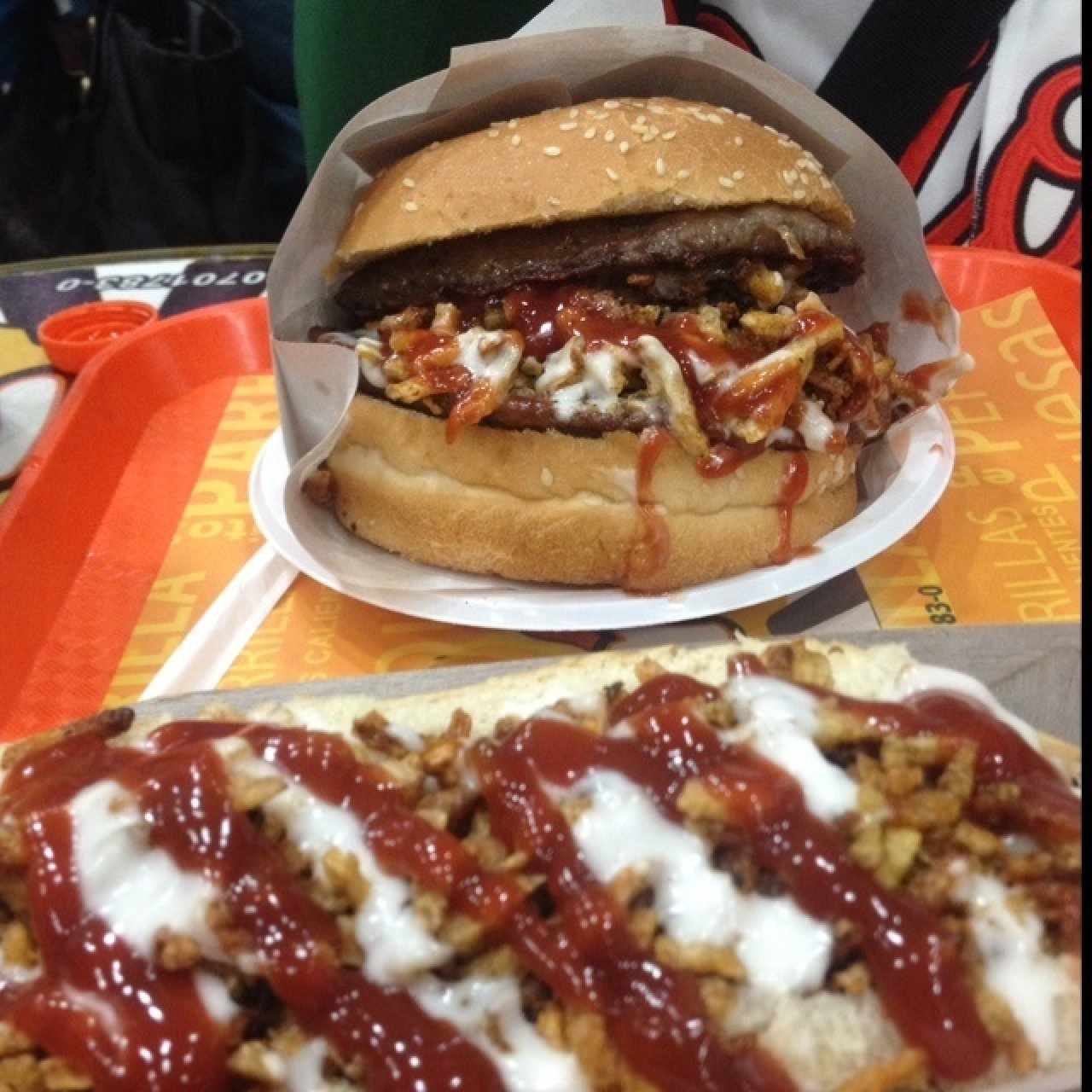 Hamburguesa doble carne y perro caliente de salchicha polaca
