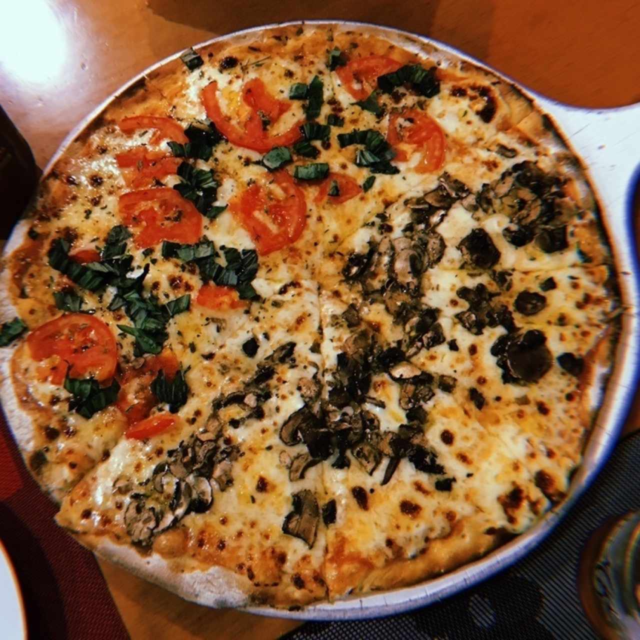 Pizza capresa y champiñones