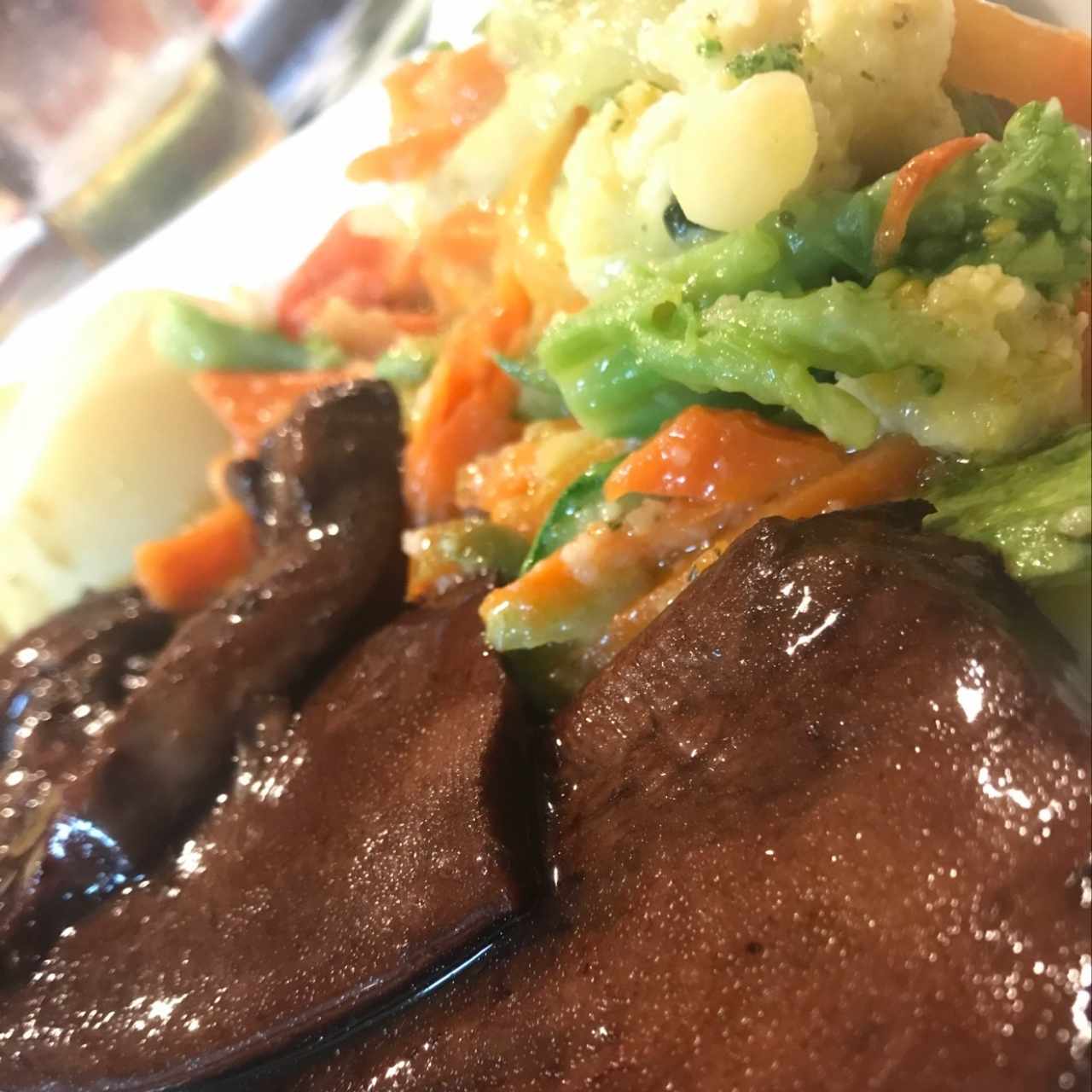Lengua al oporto con vegetales salteados y papas al vapor