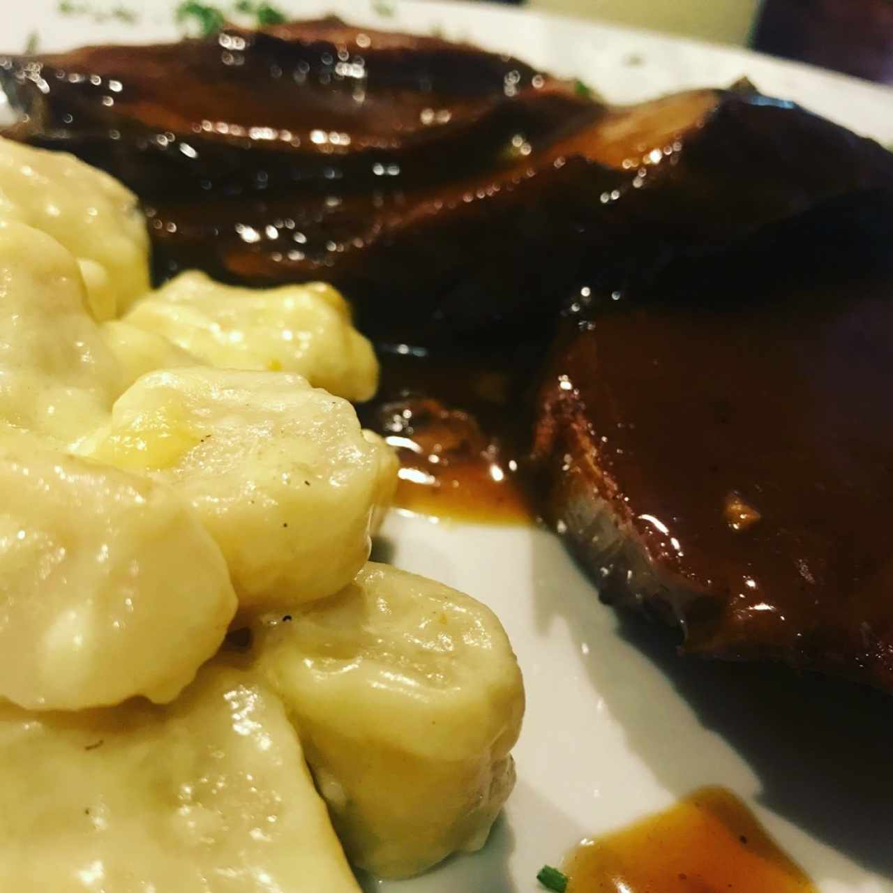 Asado negro con gnocchis a los 4 quesos