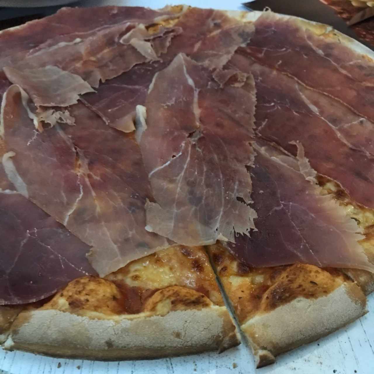 Pizza con jamon serrano