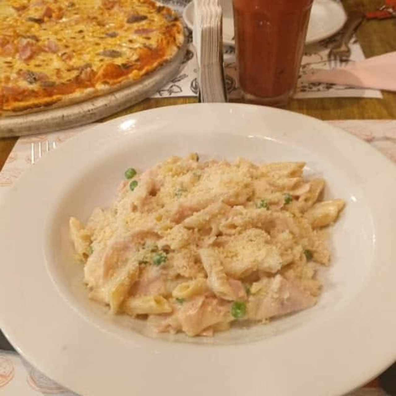 Pasta Alfredo y pizza