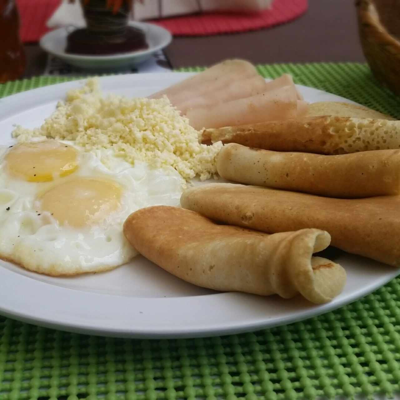 Desayuno, panquecas jamon de pavo queso y huevos.