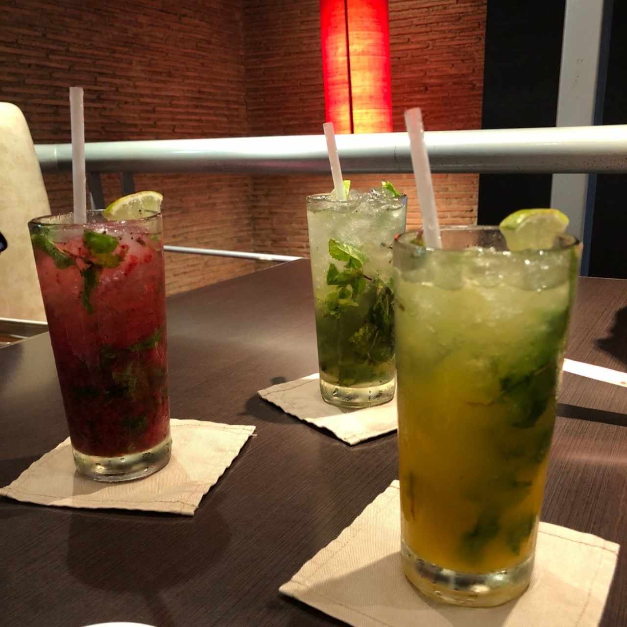 Mojitos de fresa, clásico y de parchita. (El de parchita es el mejor👌🏻)