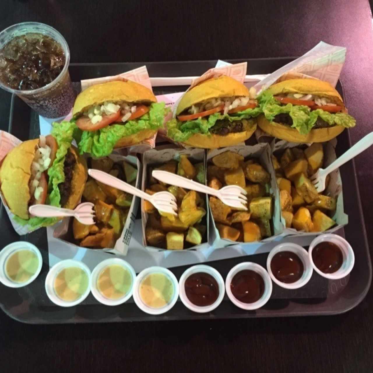 Cuatro hamburguesas Clásicas con Papas y Extra de Queso