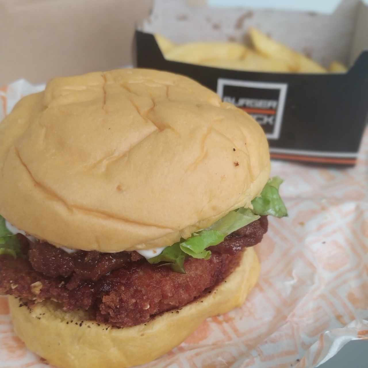 Hamburguesa chicken shack con extra de cebollas caramelizadas.
