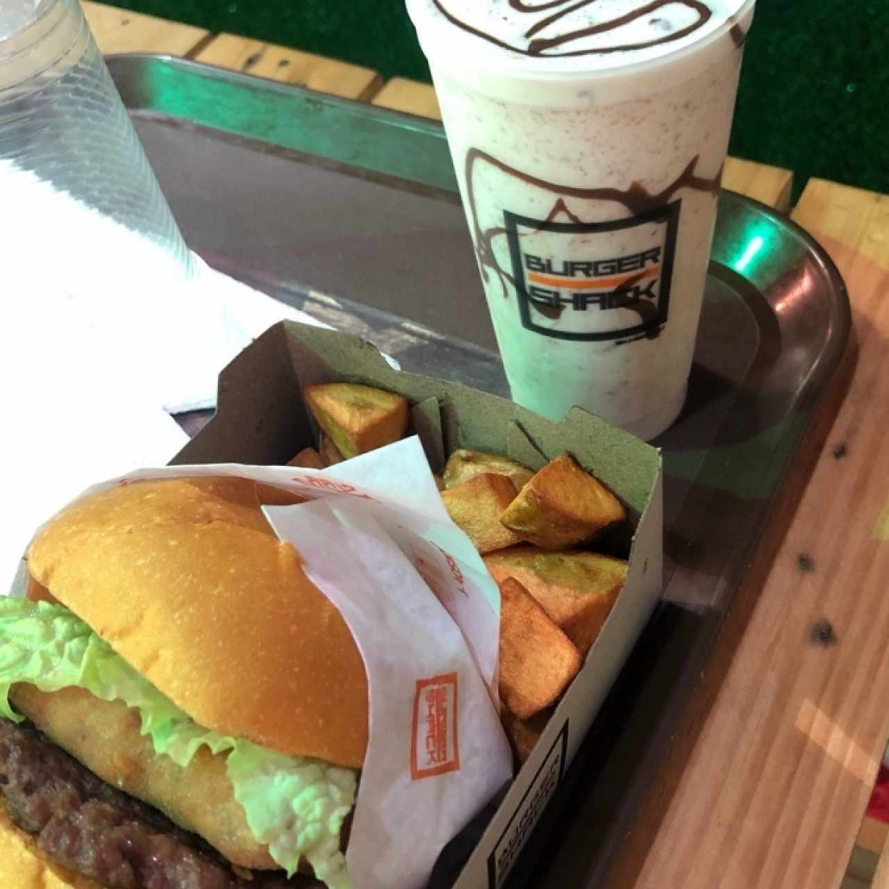 hamburguesa shack y merengada de oreo 