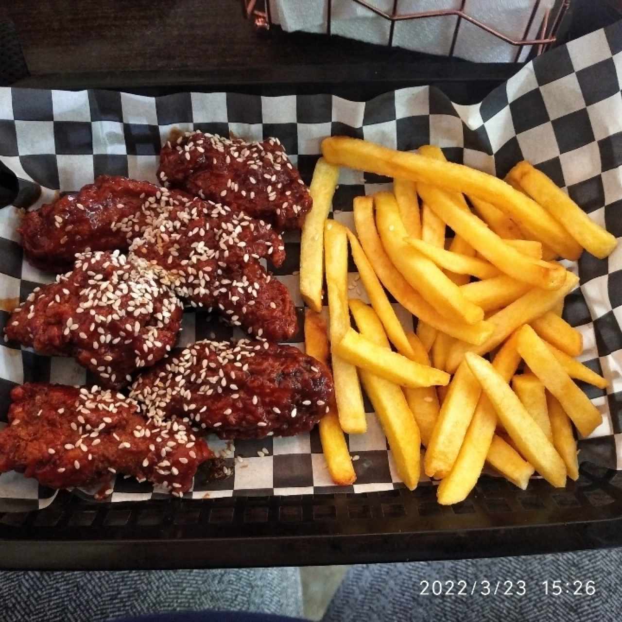 Alitas BBQ con papas fritas 