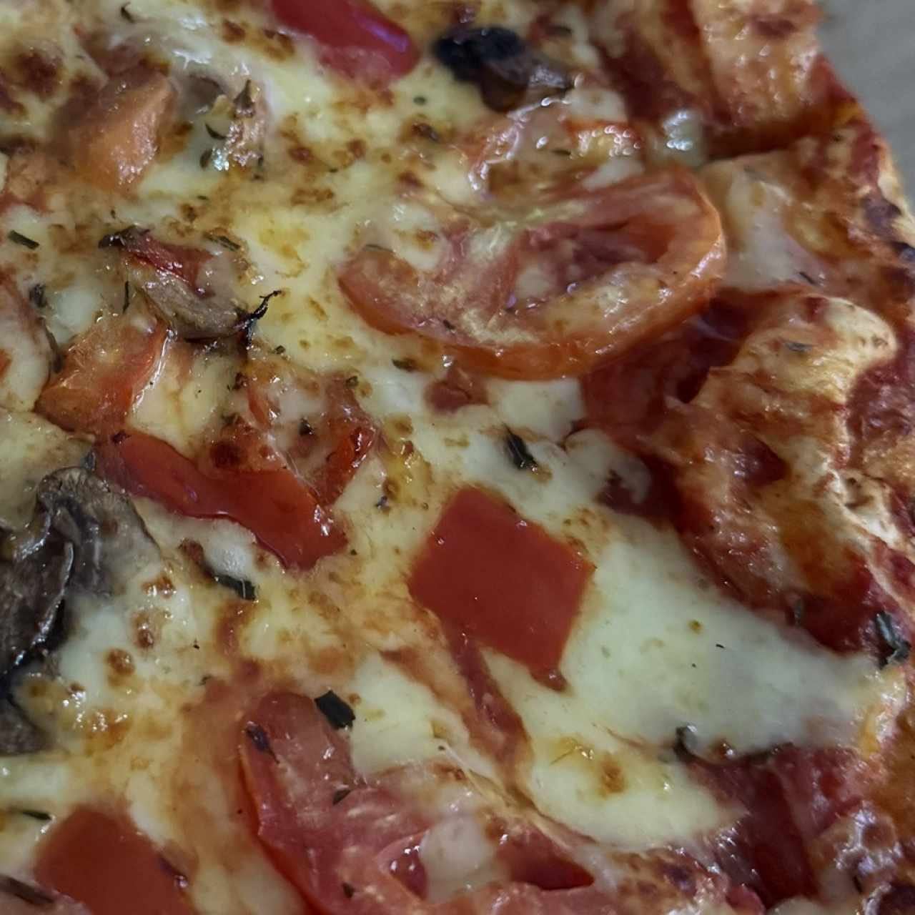 Pizza margarita con jalapeños, champiñones, pimenton asado 
