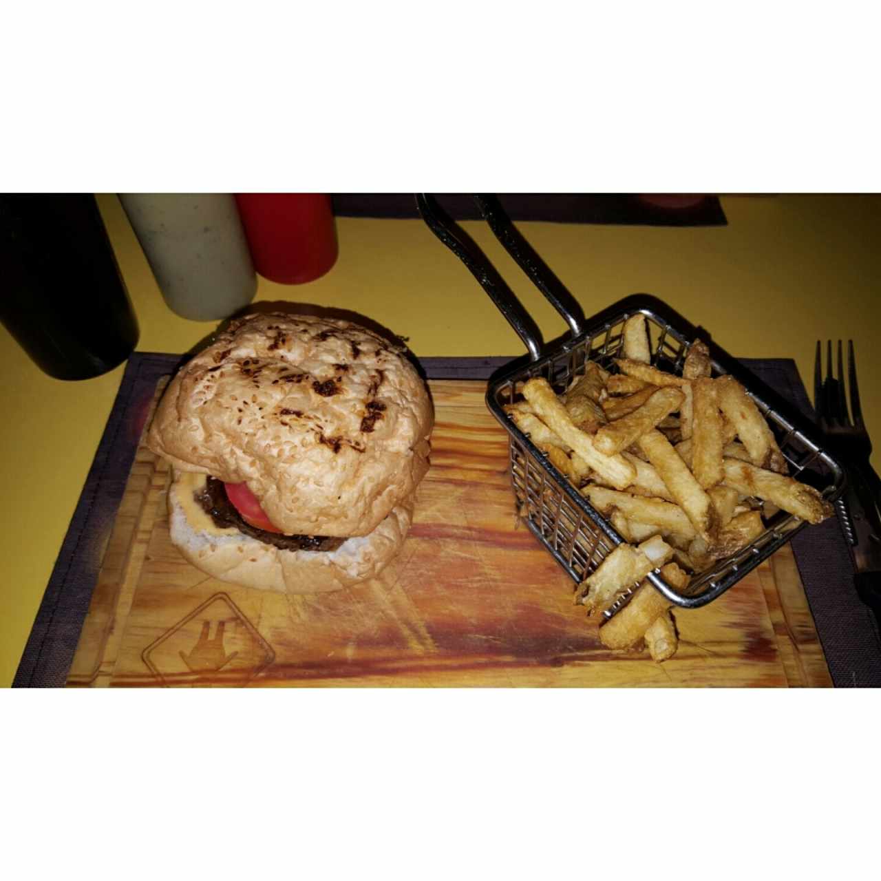 Hot chedar con papas fritas
