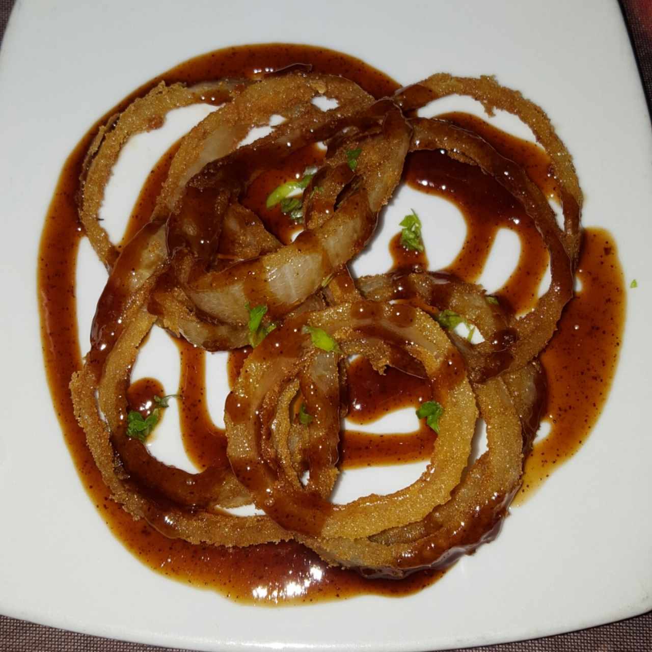 Aros de cebolla con BBQ