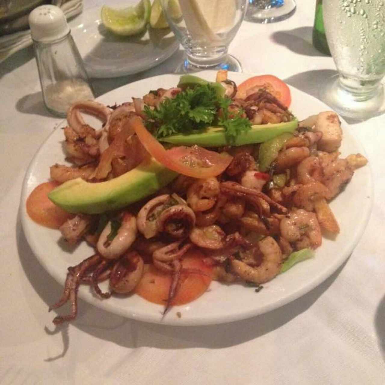 Grillado de Mariscos (Camarones y Calamares), con Papas Fritas, Cebolla, Pimenton y Aguacate, muy buena y resuelta