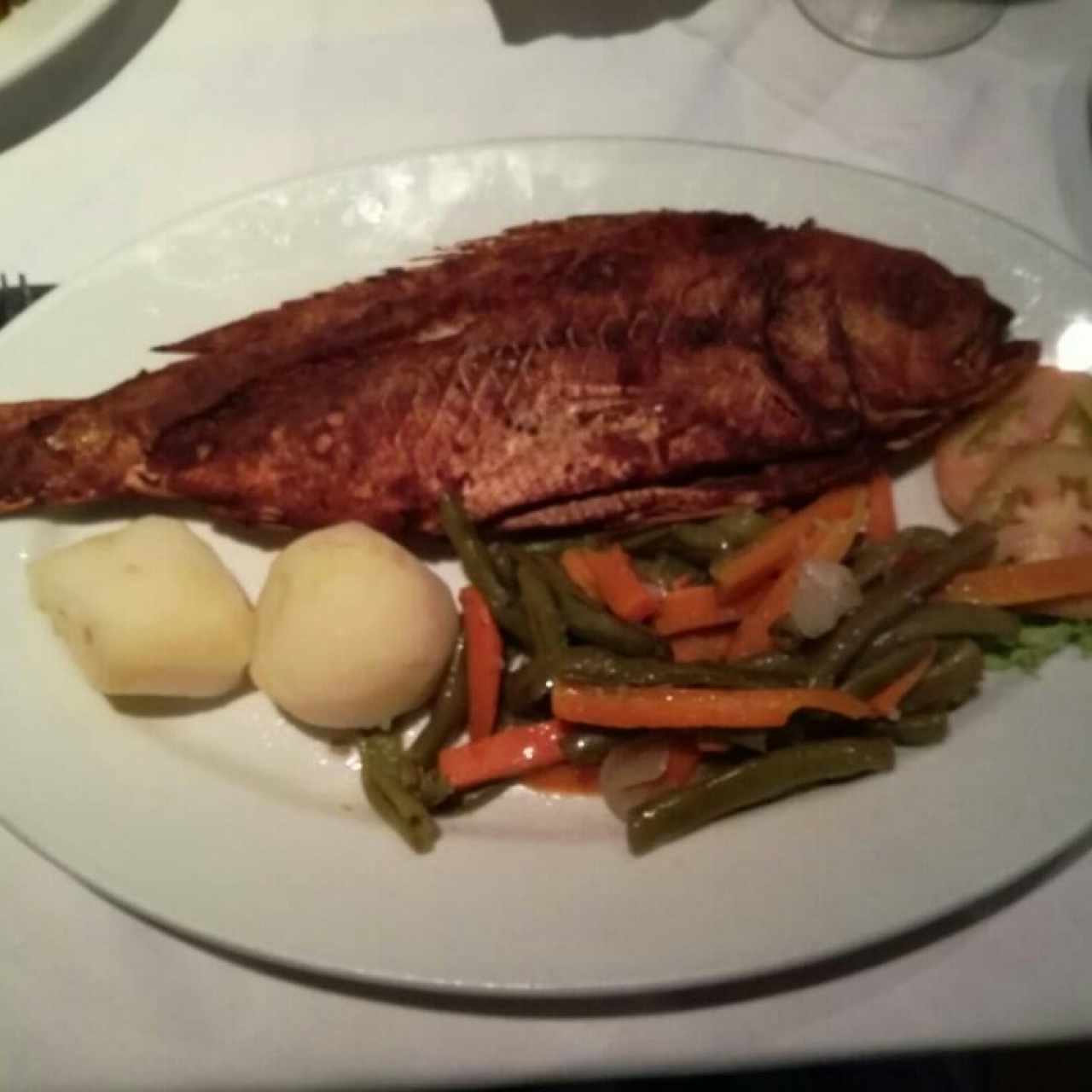 Pescado frito con papa y vegetales