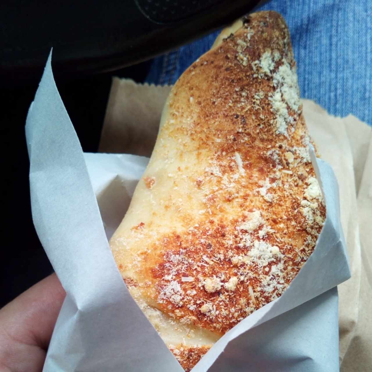 Cachito con parmesa tostado en su corteza