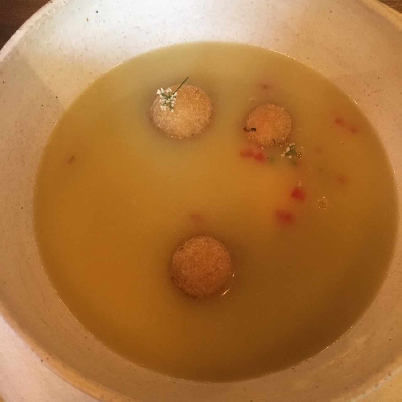 Crema de Apio con Bolitas de Queso de Año