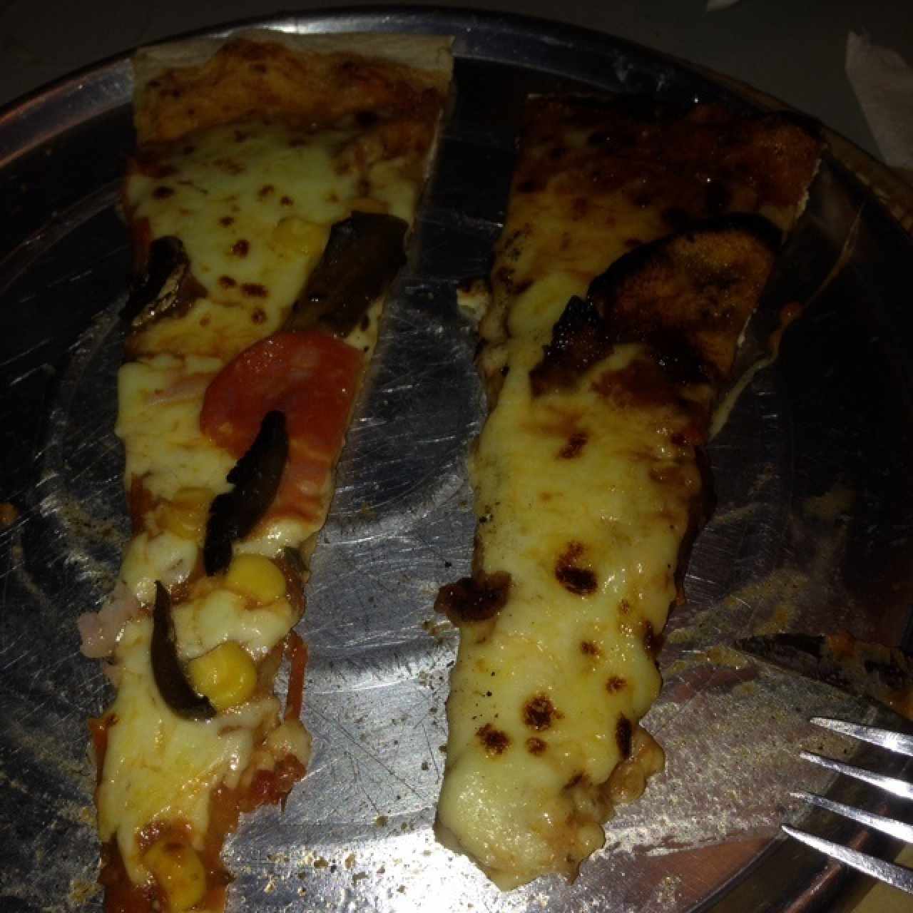 pizza con champiñones, chorizo, maiz y pizza con tajadas