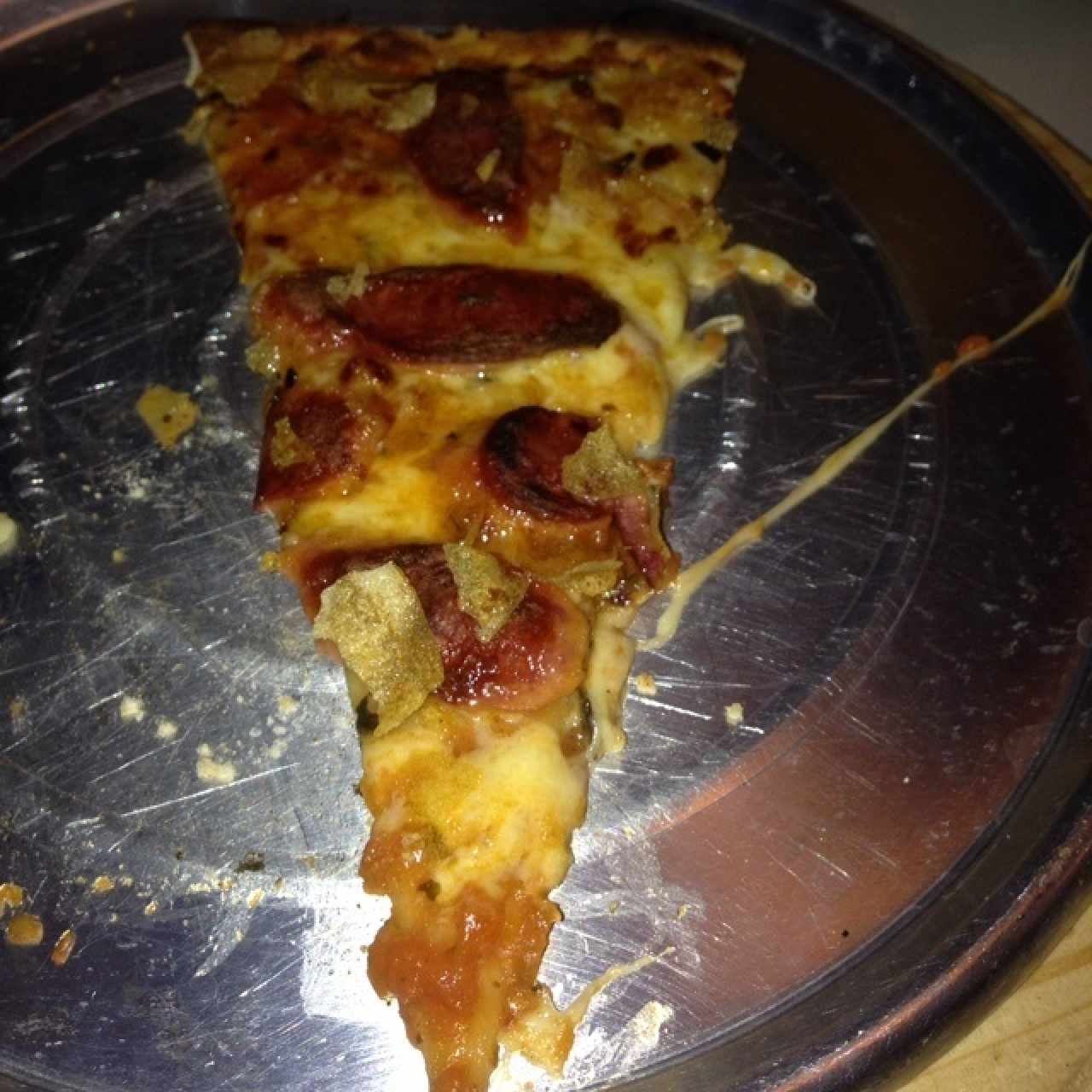 pizza con chorizo español y chips de papas