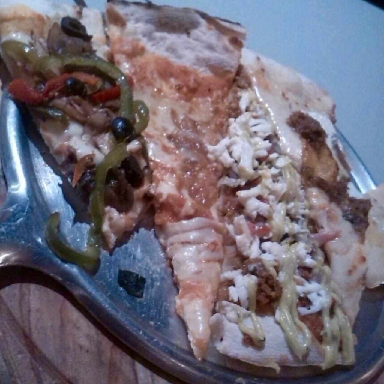 Vegetariana, mexicana, criolla y cebollas y queso de cabra