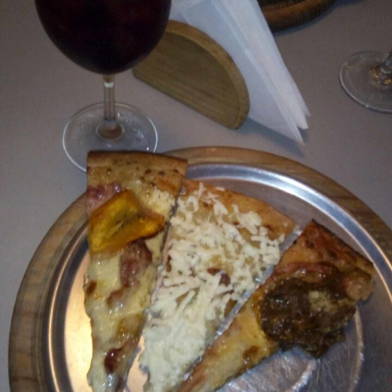 tajada con chistorras, tajada con queso y asado negro