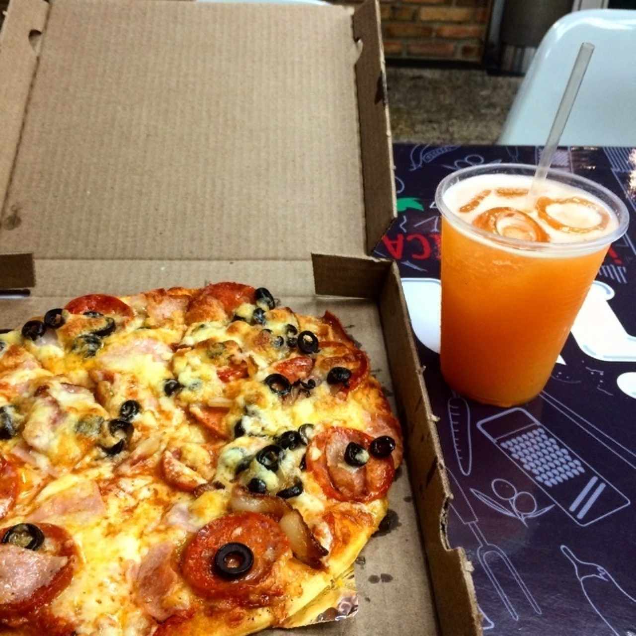 pizza con 3 toppings y jugo de melon