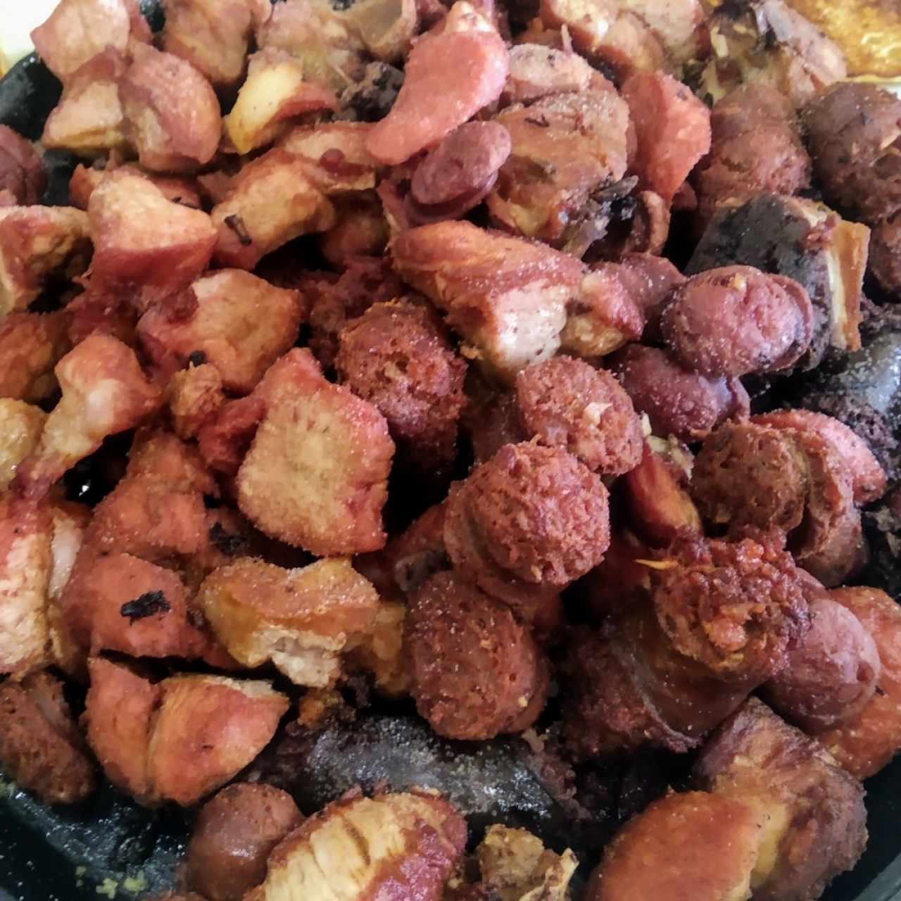 Parrilla de cochino frito con chorizos