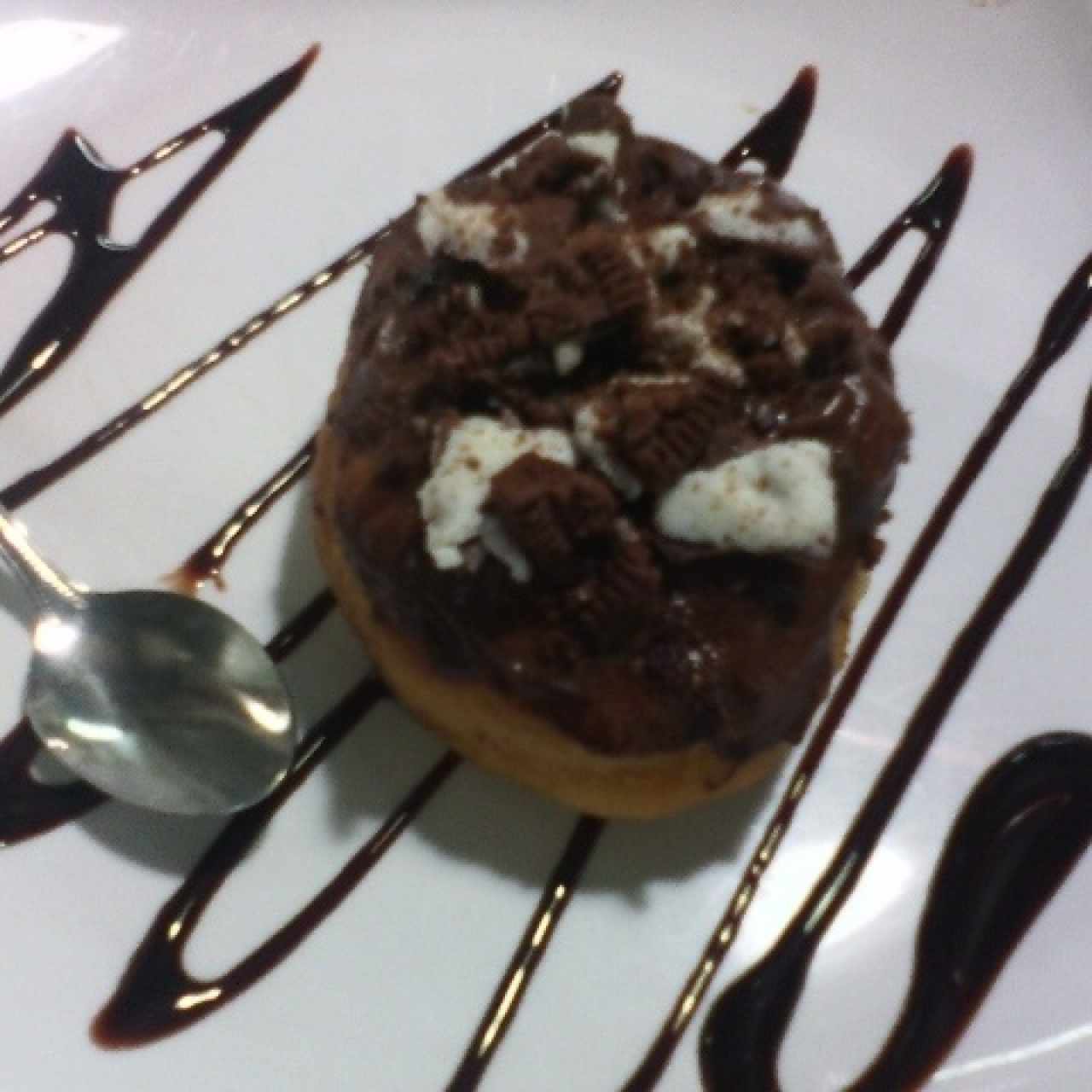 Dona con oreo y chocolate
