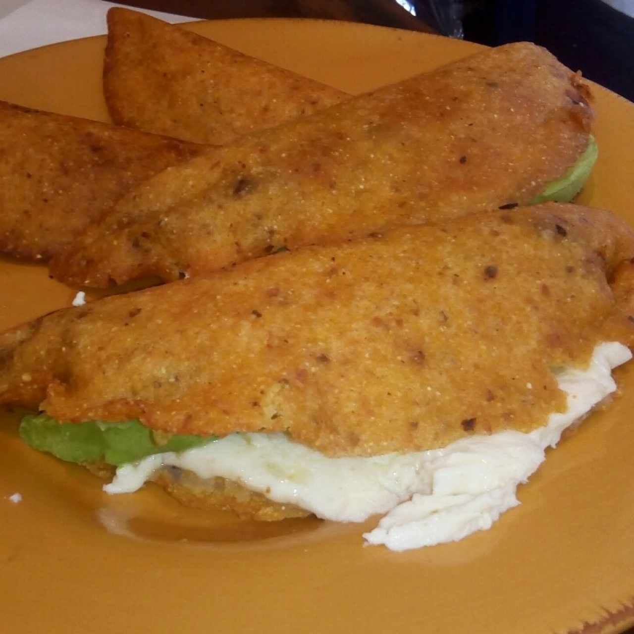 asado negro con queso Guayanés y aguacate