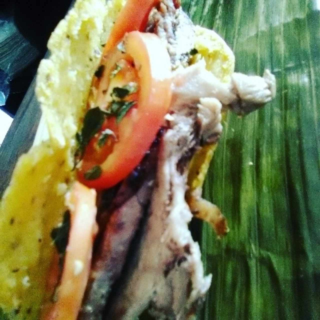 Empanada operada de pernil con masa fe maíz