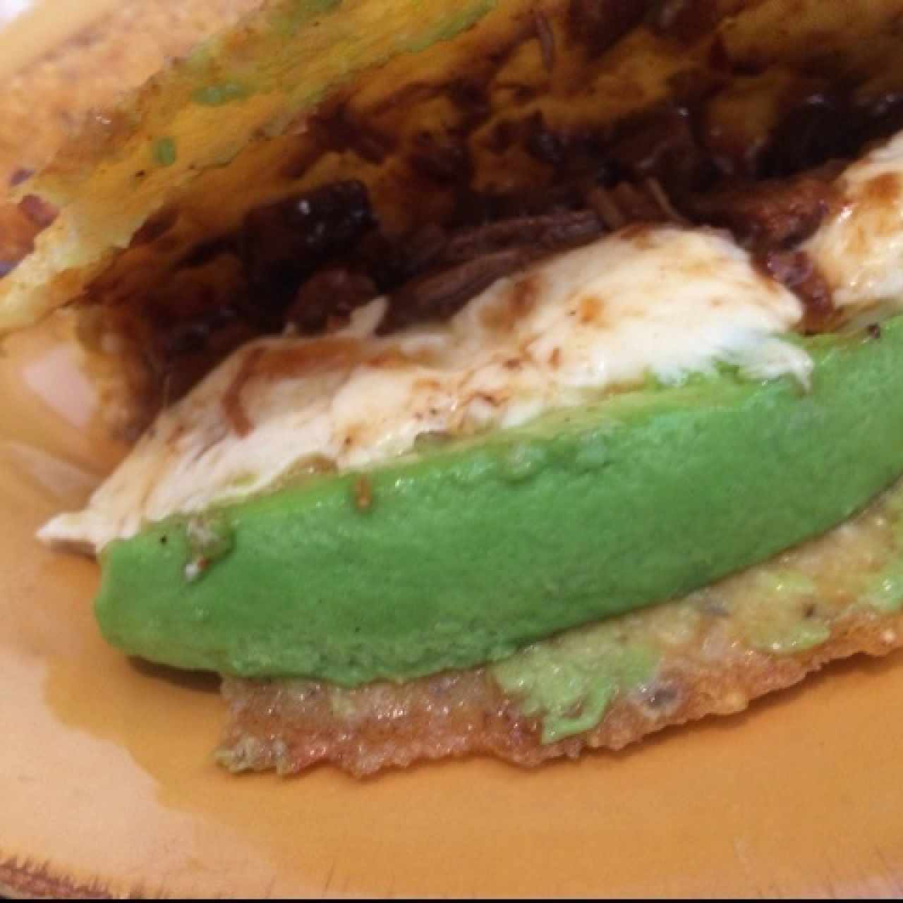 Empanada de Asado Negro Queso y aguacate 