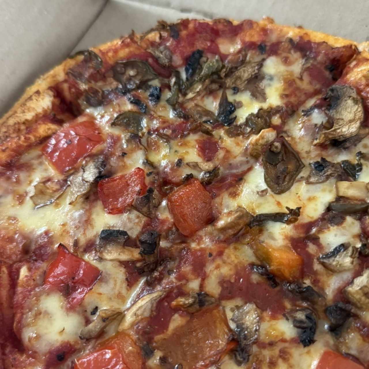 Pizza indv personalizsda : hongos jalapeño pimientos asados