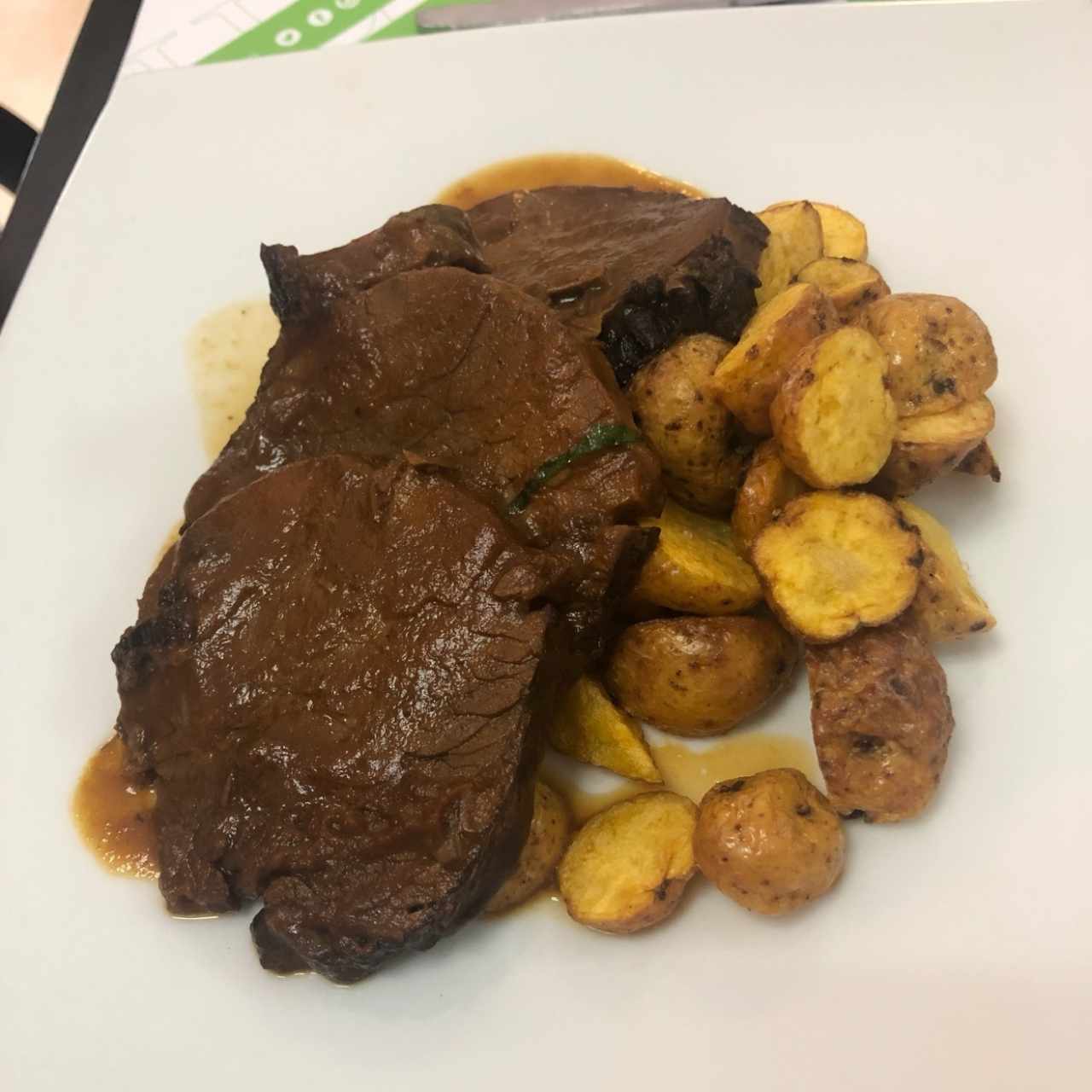 CERDO CON PAPAS RUSTICAS 