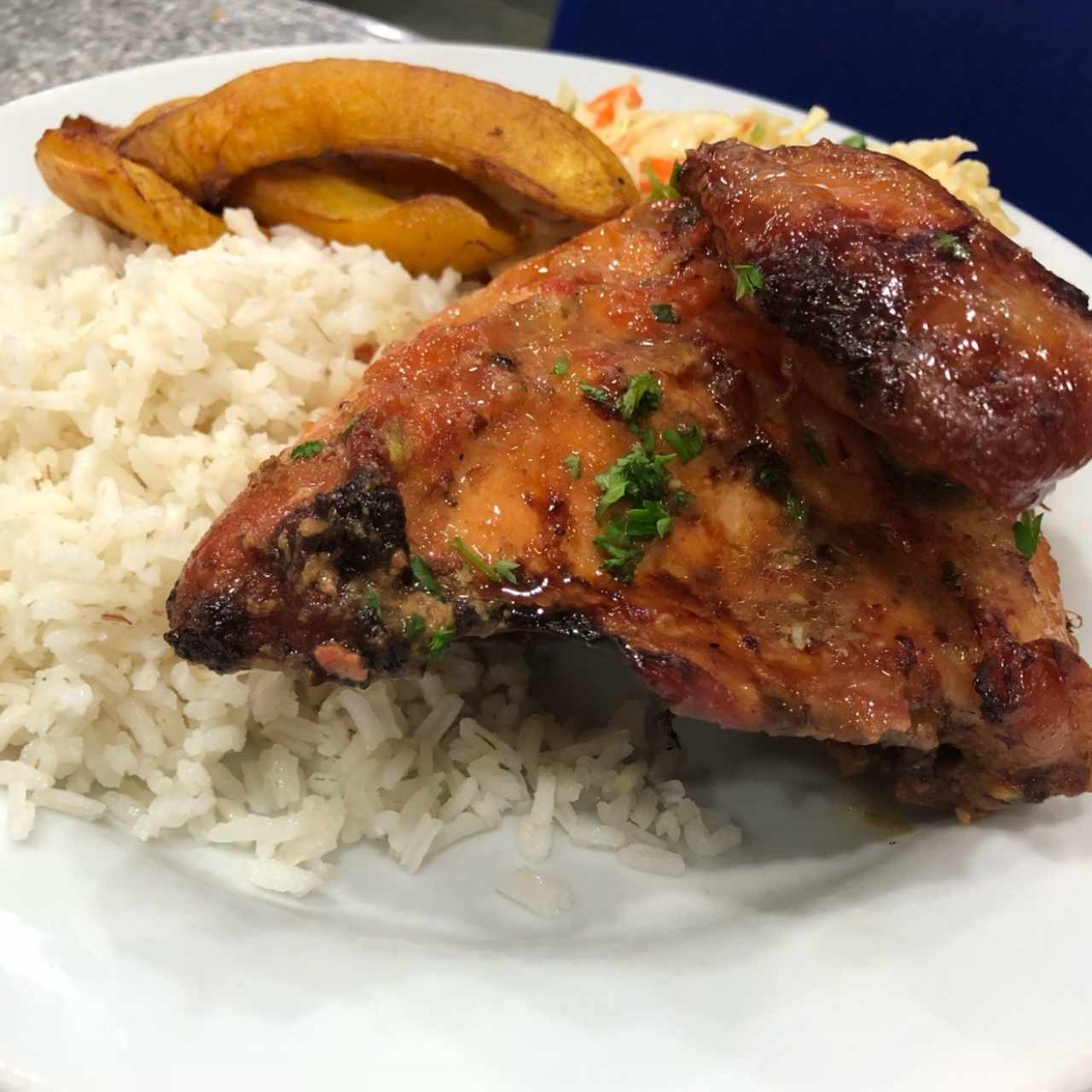 Pollo al horno con sus contornos