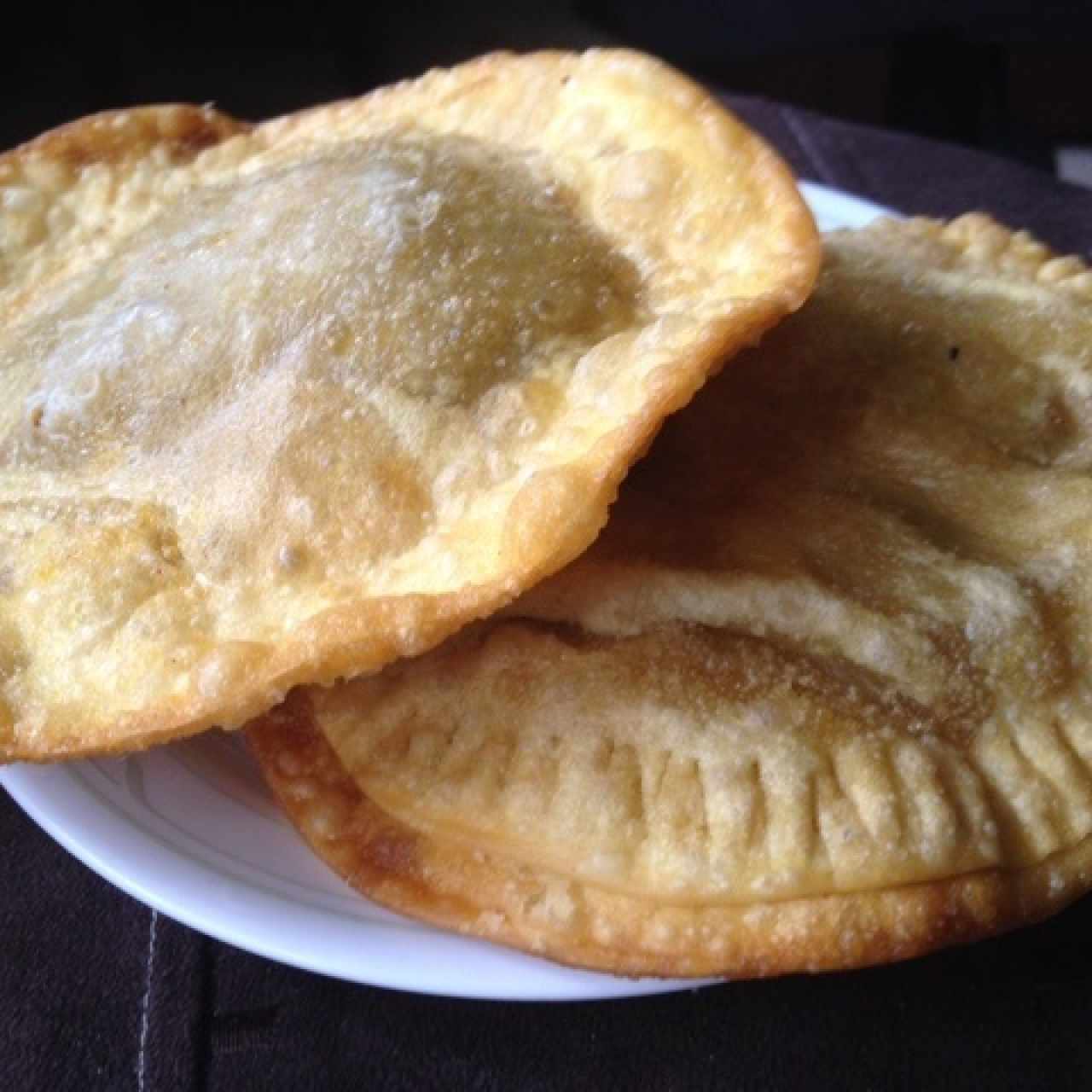 Pastelito de carne molida con queso amarillo