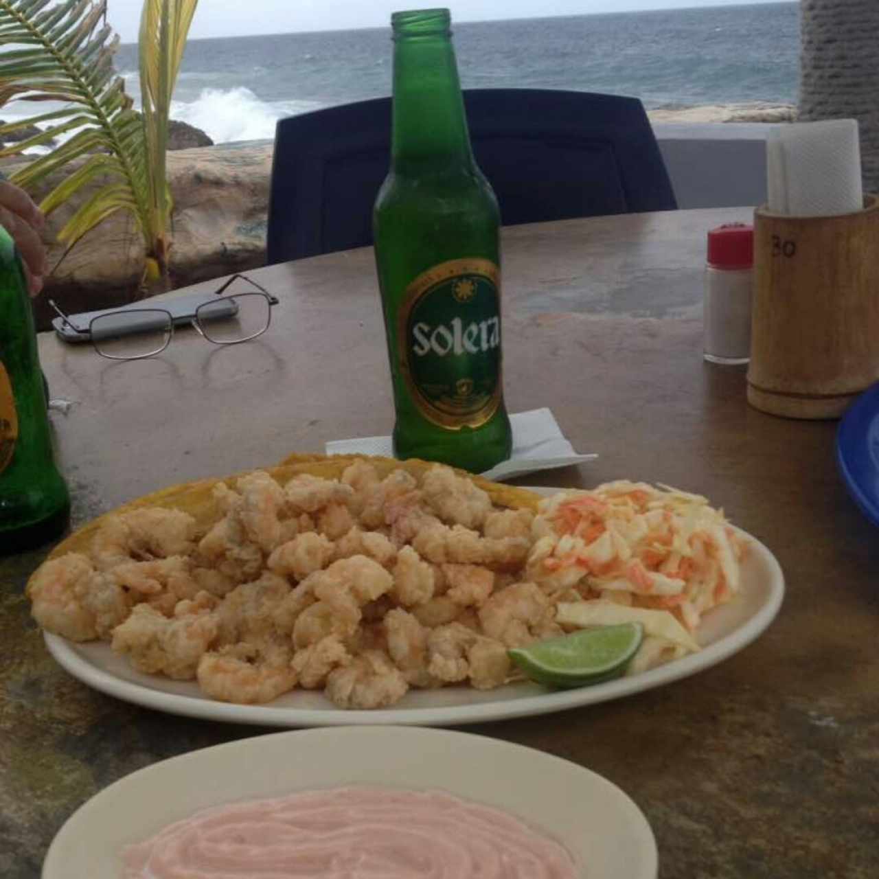 Camarones Rebozados, chiclosos y solo con Tostones y ensalada rallada sin mayonesa, si pides más salsa rosada, la cobran 