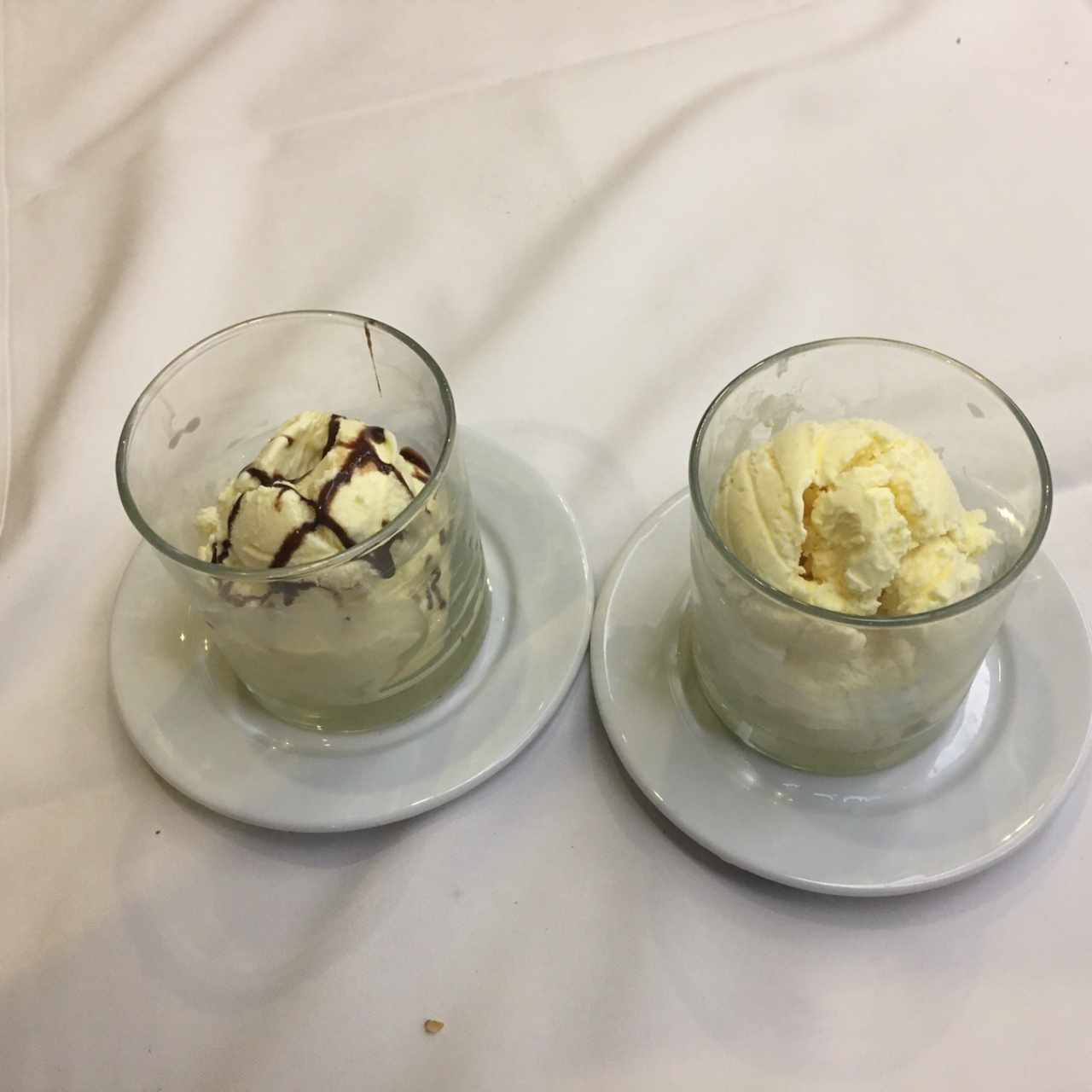 Un Helado de Mantecado Solo y otro Helado de Mantecado con Sirop de Chocolate