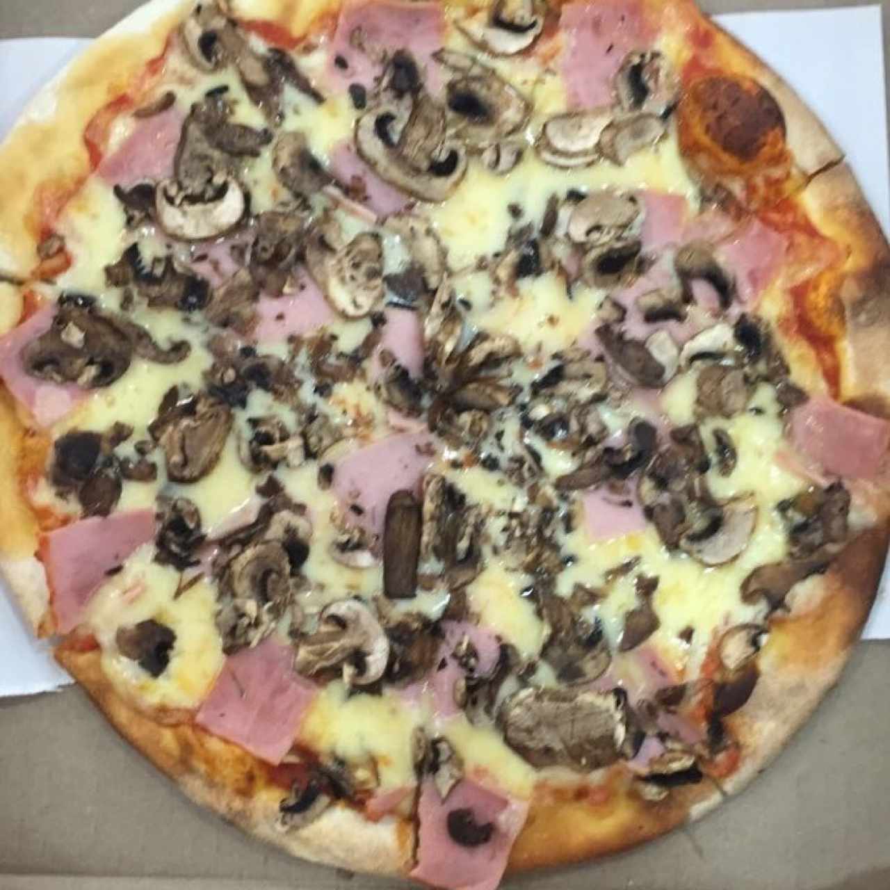 Pizza de jamon y hongos