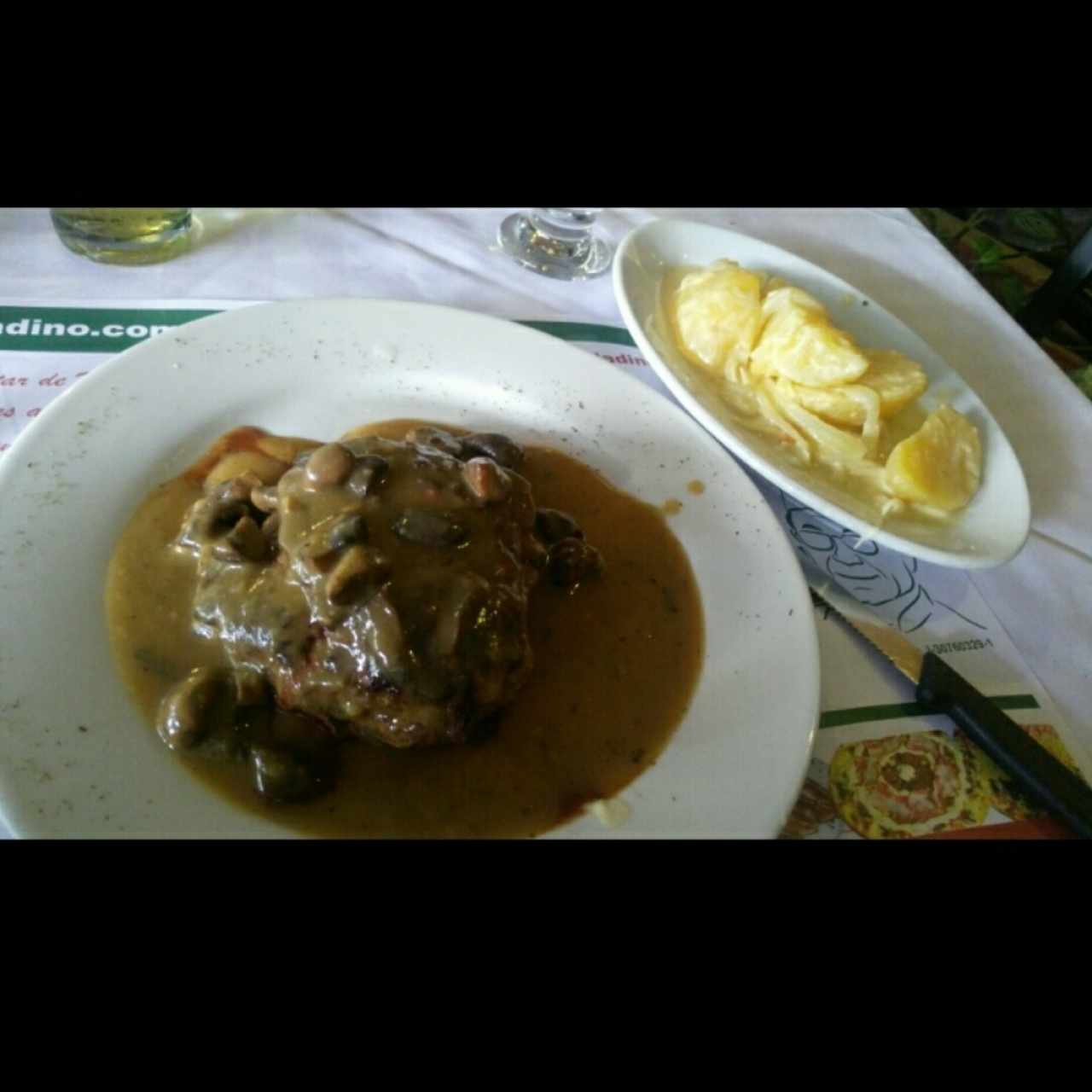 Centro de lomito en salsa de champiñones y papas encebolladas con queso fundido