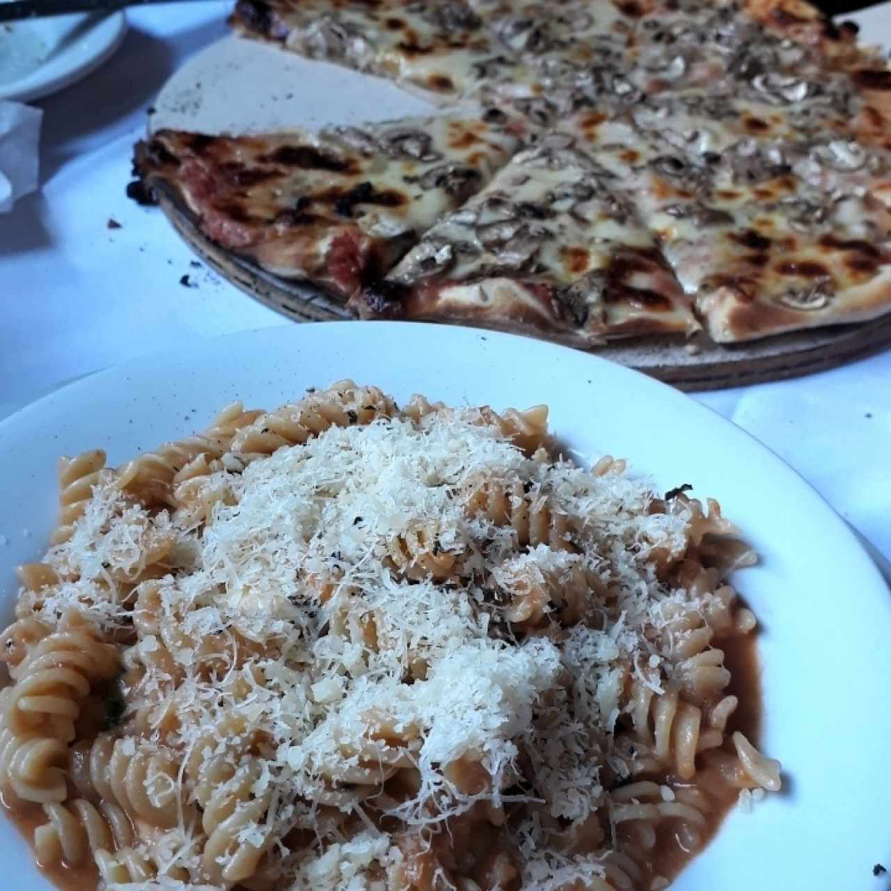 Tornillitos al teléfono y pizza fungi (ambos recomendados).