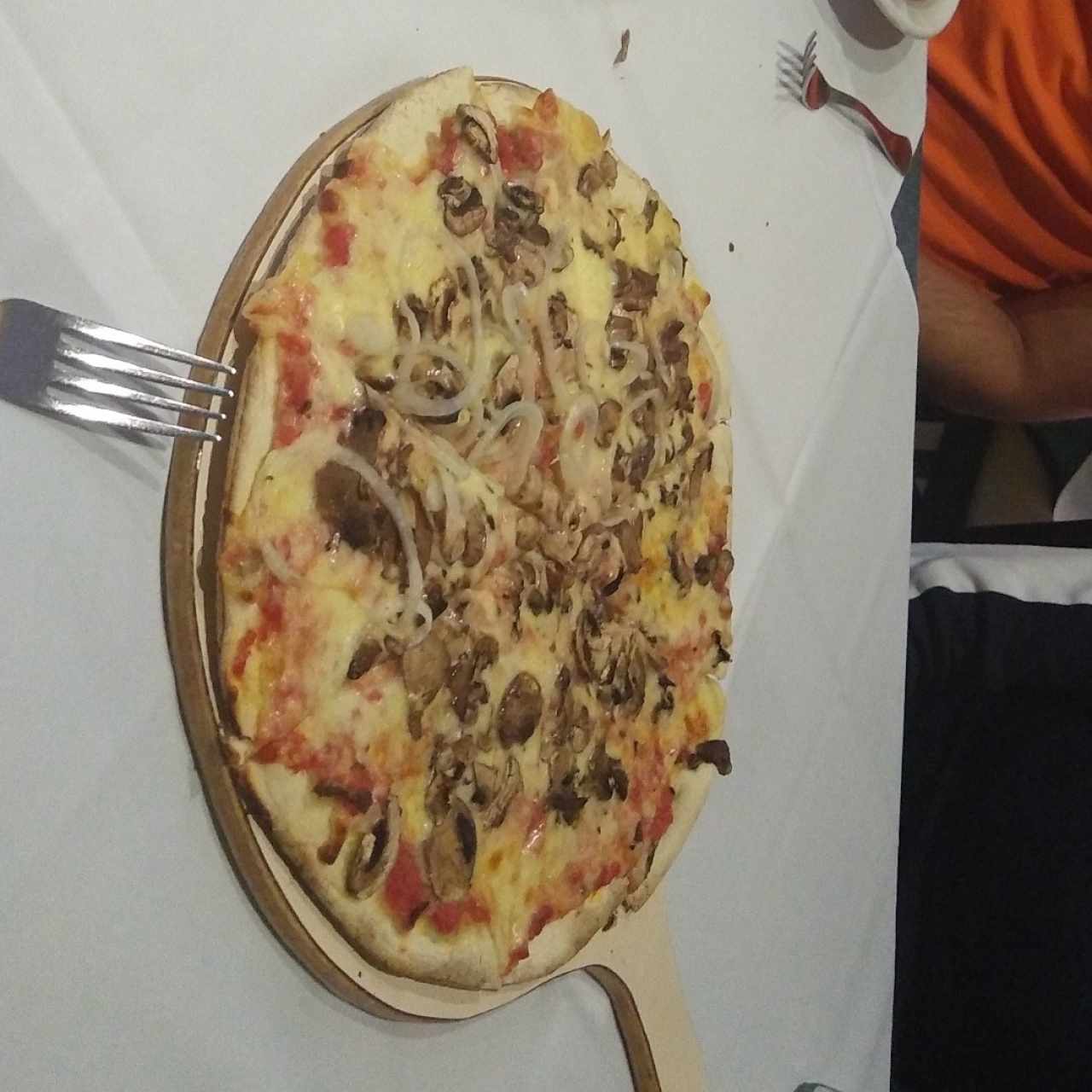 Pizza Funghi con extra de cebolla
