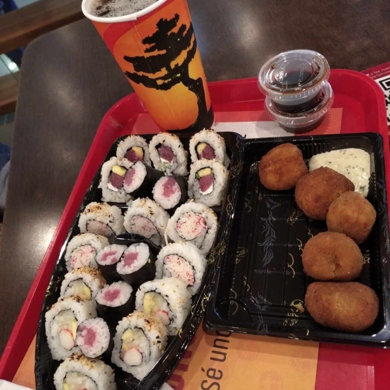 Plato surtido, Croquetas de merluza y té de durazno