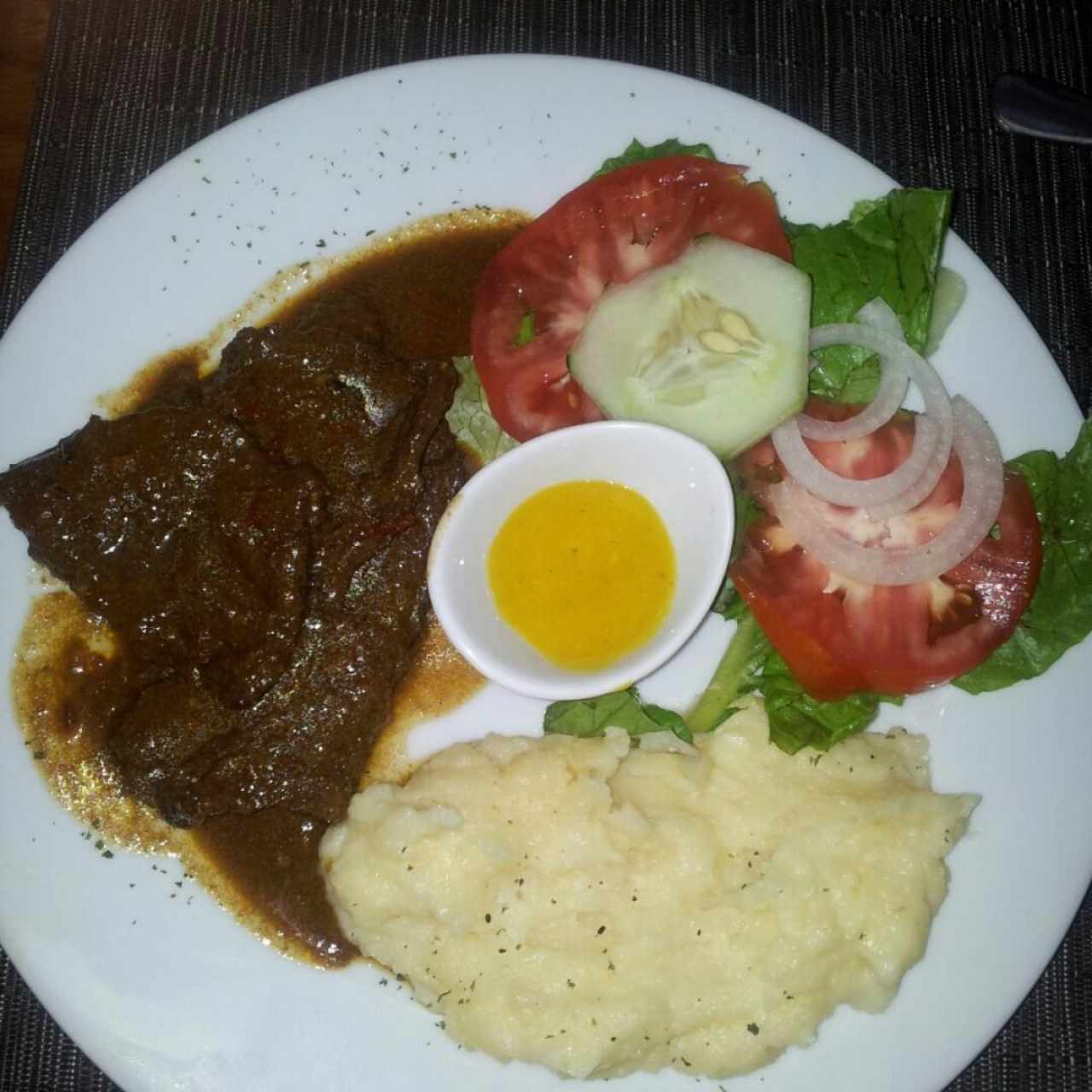 Asado negro con puré y ensalada mixta