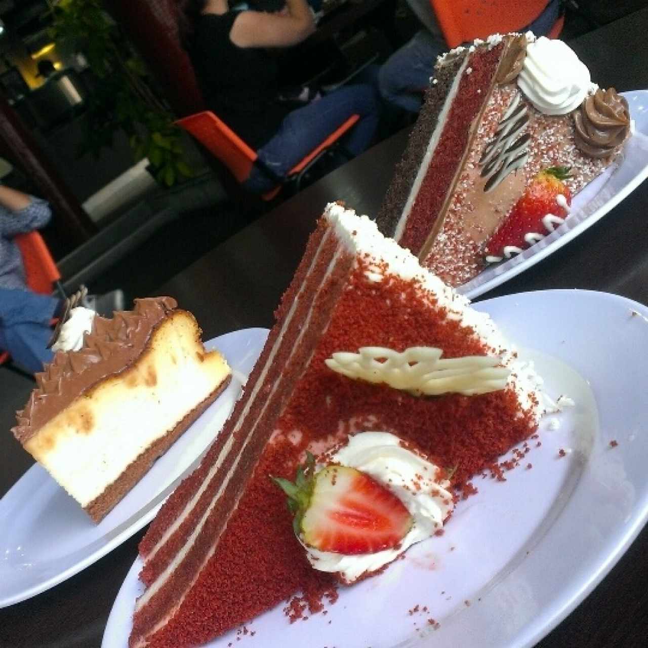 cheesecake de chocolate, red velvet con chocolate y cheesecake de red velvet. 