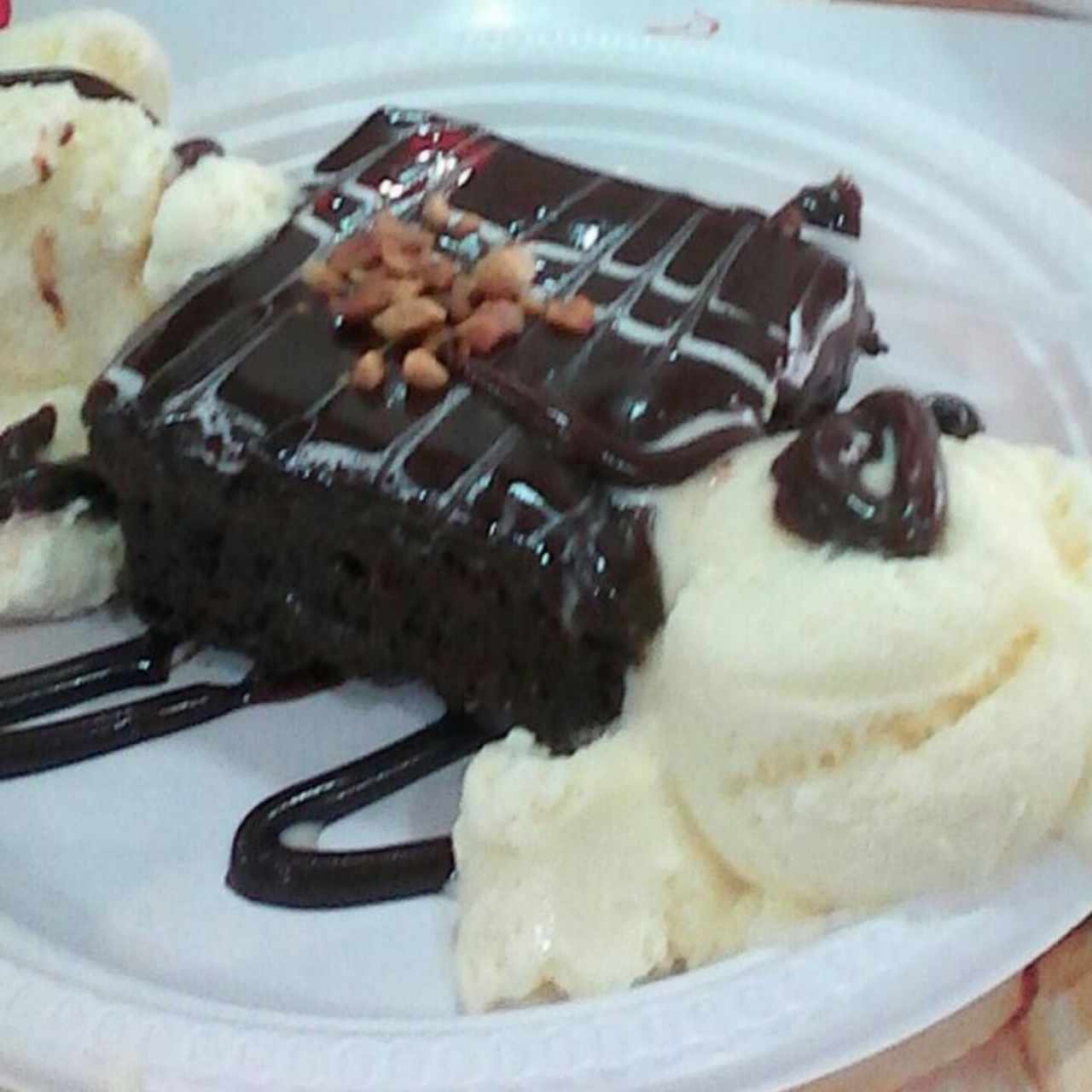 Brownie con helado