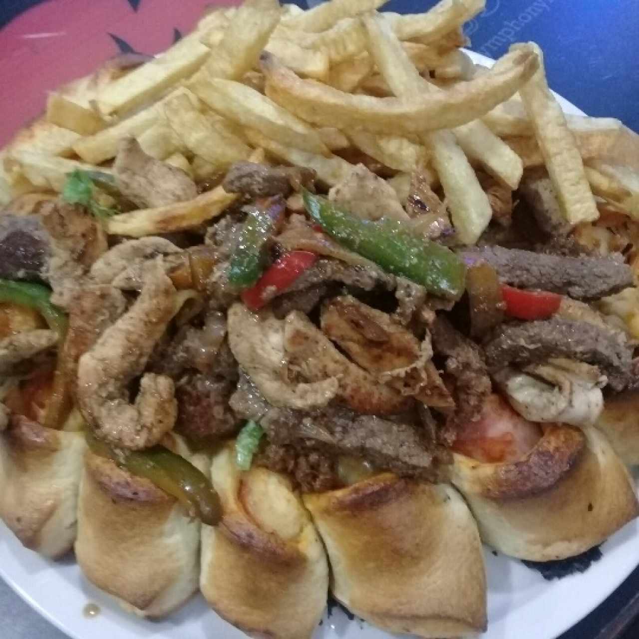 Pizza Canasta de parrilla y papás 