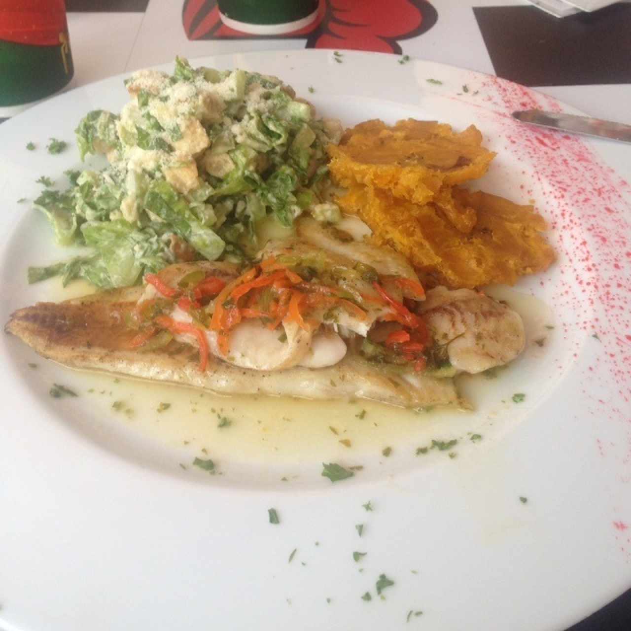 mero con esalada cesar y tostones 