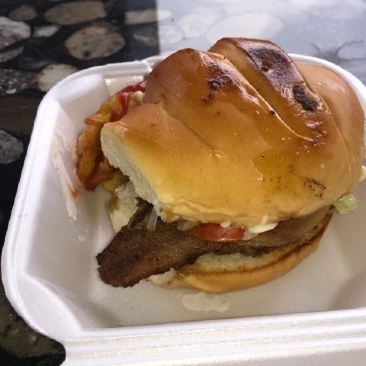 Hamburguesa de Chuleta de Cerdo, nada buena, muy delgada t sobrecocida la Chuleta, pero ademas, con hueso....