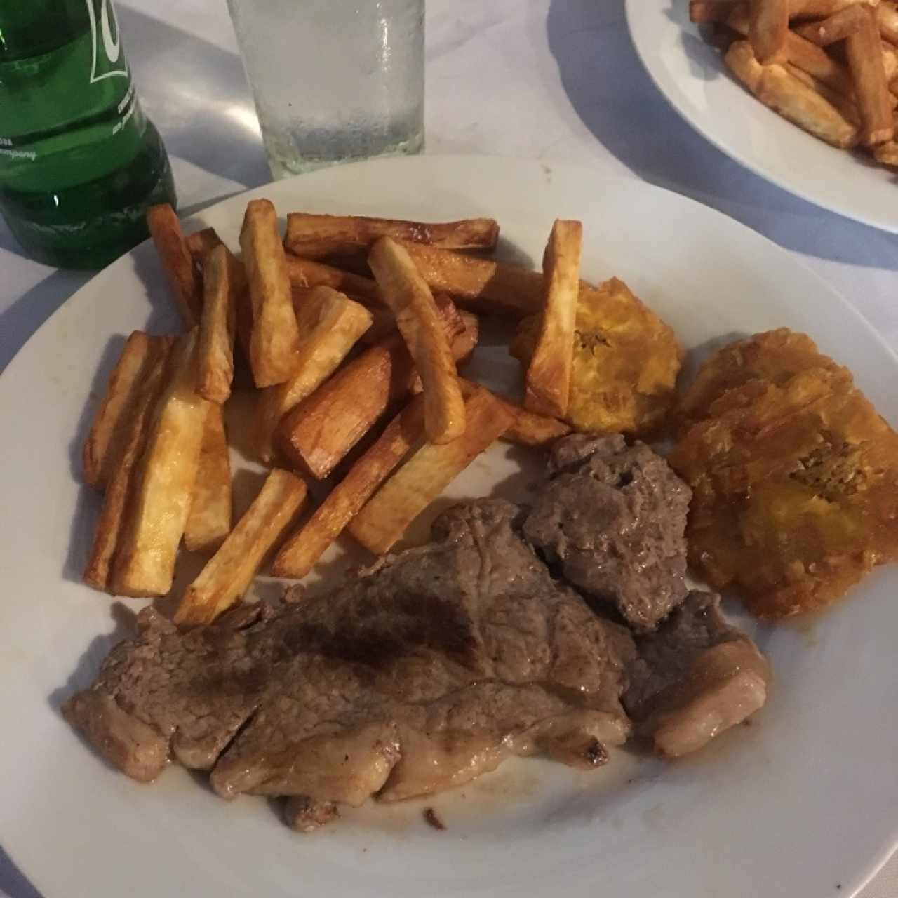 Bisteck de solomo con yuca frita y tostones