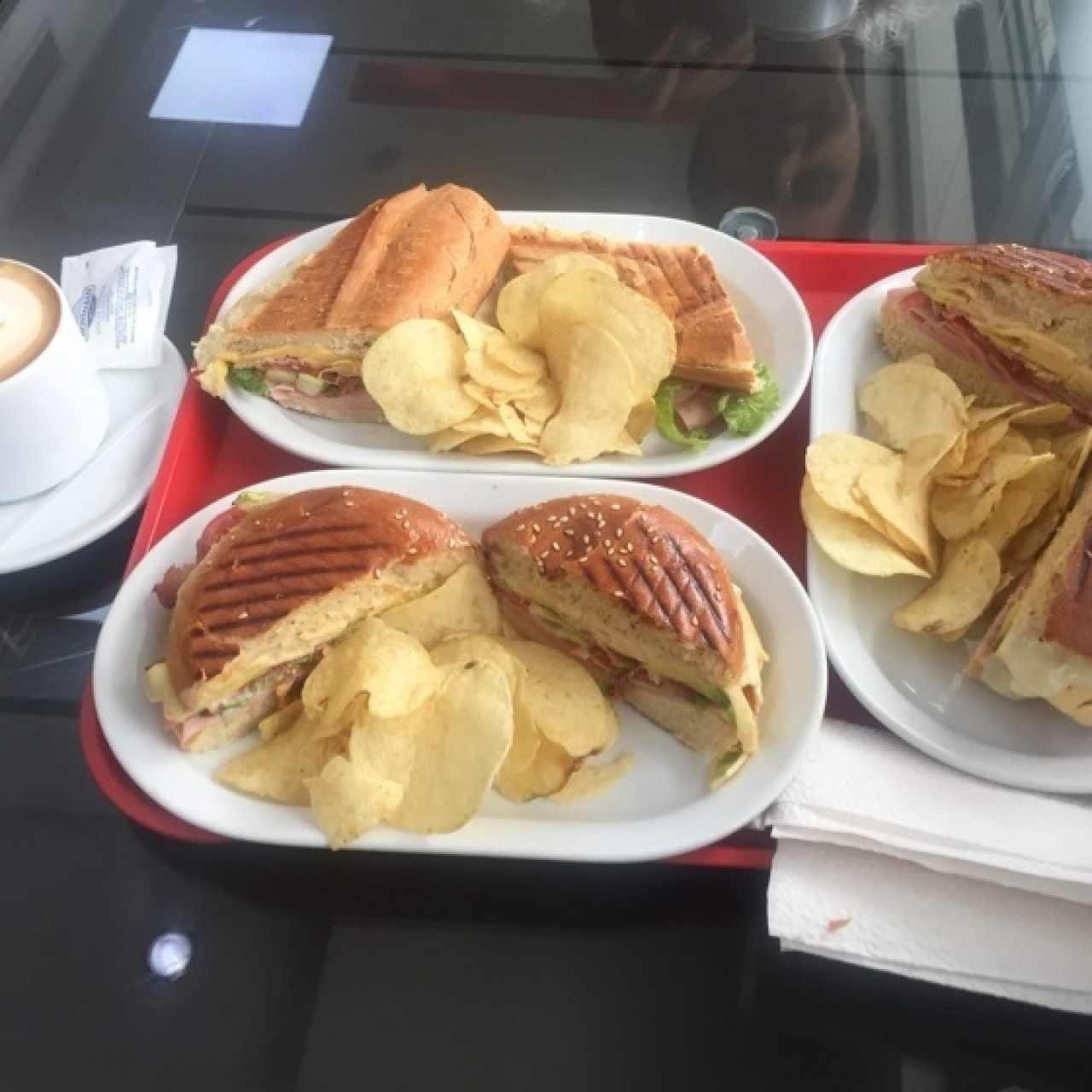 Sandwich queso amarillo, hamburguesa de roast beef