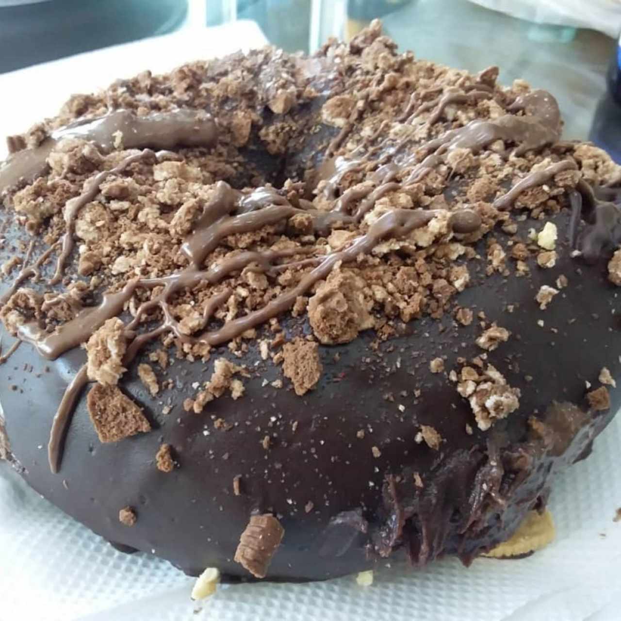 dona de chocolate, rellena de chocolate.